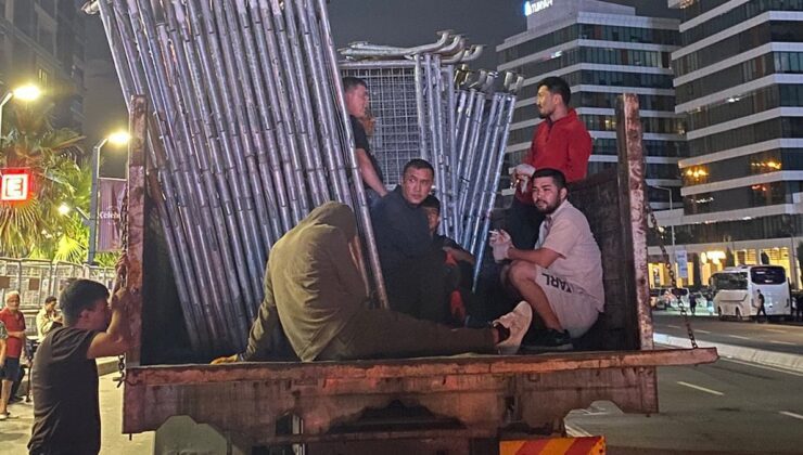 Barikatların Ardında: CHP İstanbul İl Başkanlığı Önünde Yeni Gösteriler ve Tepkiler