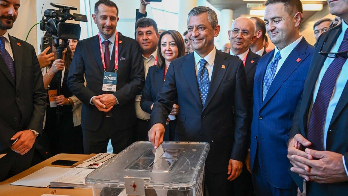 CHP Olağanüstü Kurultayında Özel'in Darbe ve Yargı Kollarına Yönelik Sert Eleştirileri