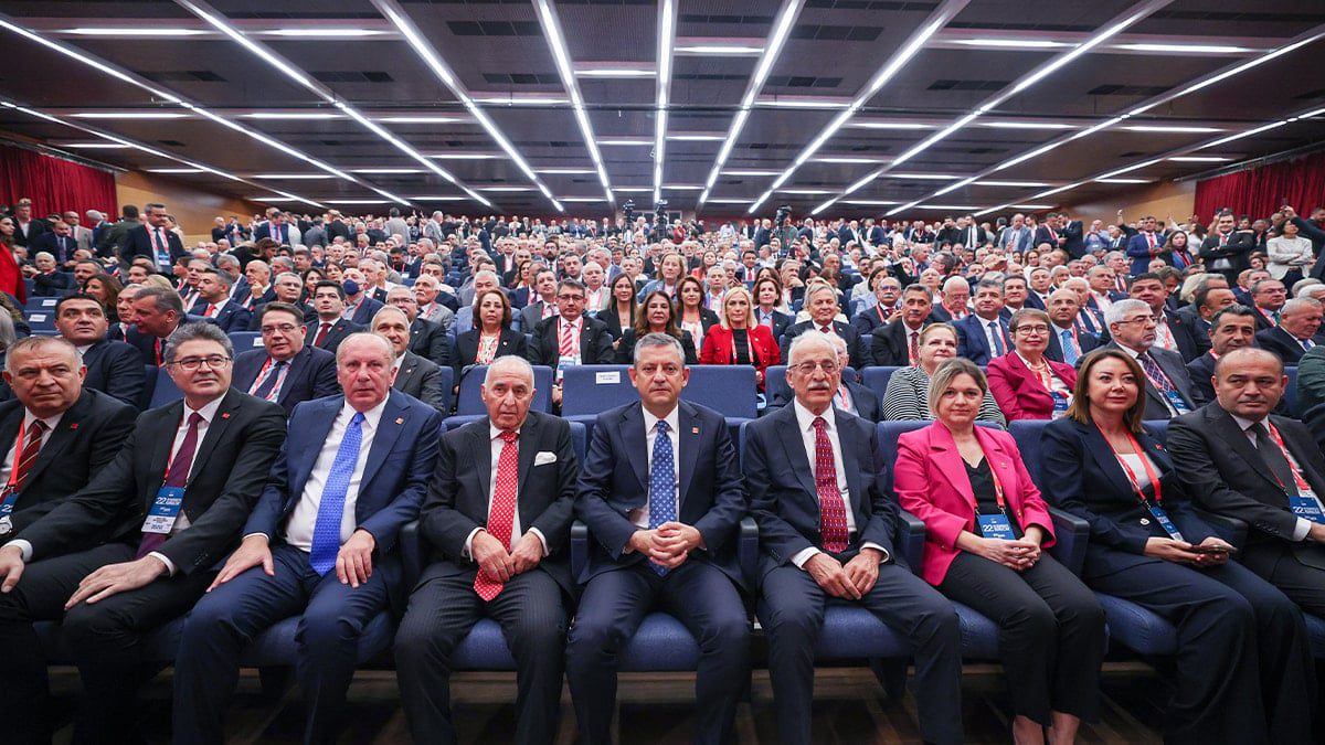 CHP Olağanüstü Kurultayında Özel'in Darbe ve Yargı Kollarına Yönelik Sert Eleştirileri