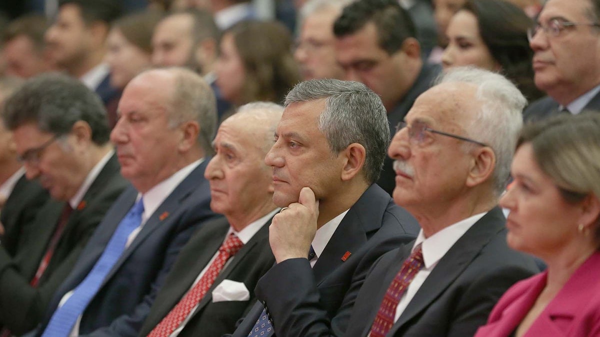CHP Olağanüstü Kurultayında Özel'in Darbe ve Yargı Kollarına Yönelik Sert Eleştirileri