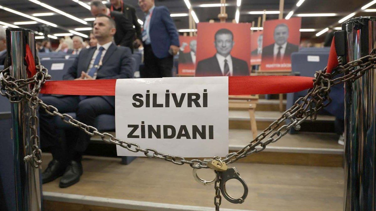 CHP Olağanüstü Kurultayında Özel'in Darbe ve Yargı Kollarına Yönelik Sert Eleştirileri