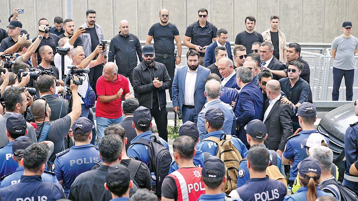 CHP’li Gürsel Tekin’e Kayyum Göreviyle İlgili Olayların Güncellemesi ve Bina Önündeki Gerginlik