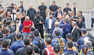 CHP’li Gürsel Tekin’e Kayyum Göreviyle İlgili Olayların Güncellemesi ve Bina Önündeki Gerginlik