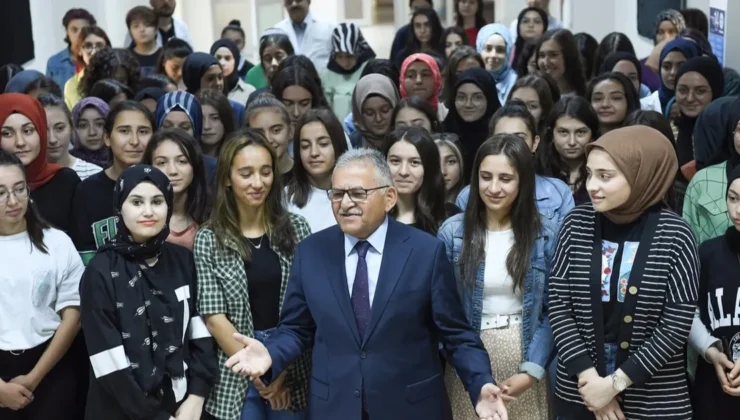 Kayseri Belediyesi’nden Öğrencilere 42 Milyon TL’lik Kırtasiye ve Beslenme Desteği (2025-2026)