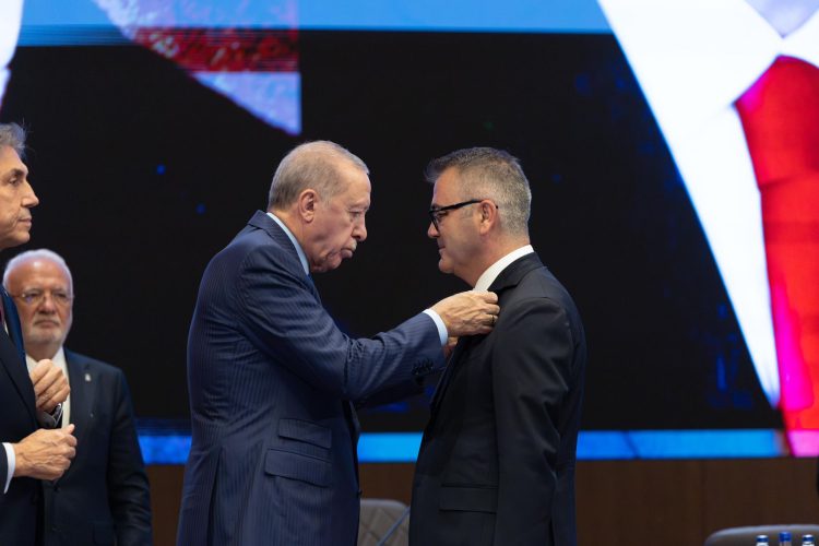 Konya’da İki İlçe Belediye Başkanı AK Parti Saflarında: Rozet Töreniyle Resmen Katılım
