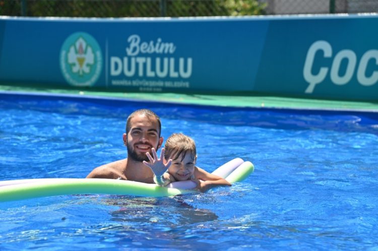 Manisa’da Portatif Havuz Projesiyle Yaz Ücretsiz Yüzme Eğitimi Başladı