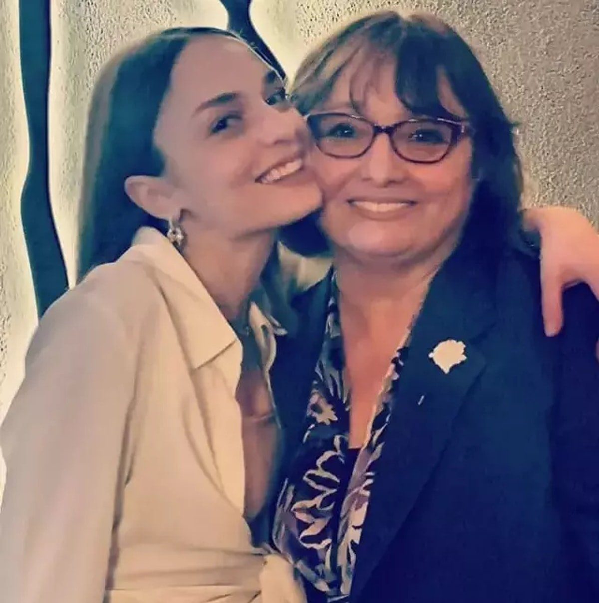 Nilperi Şahinkaya Anneli Yolculuk: Annesinin Vefatı ve Sosyal Medya Paylaşımları