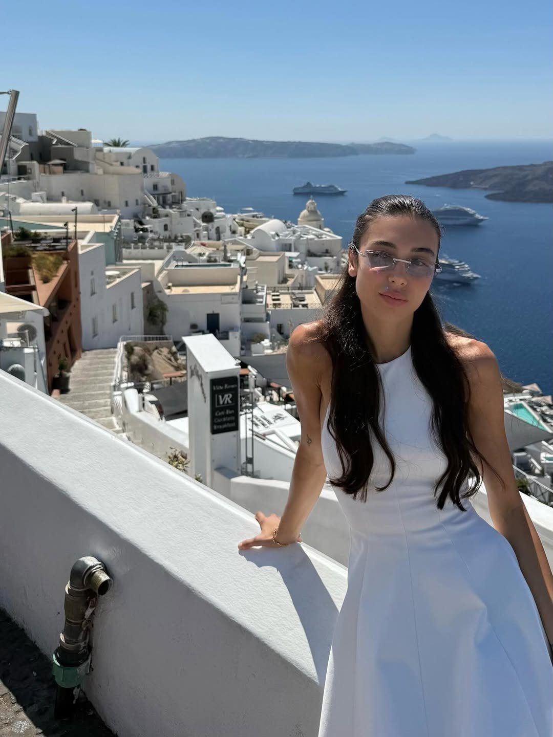Santorini'de Sürpriz Kahvaltı ve Tepkiler: Özlem Ada Şahin'in Anlık Yüze Tepkisi